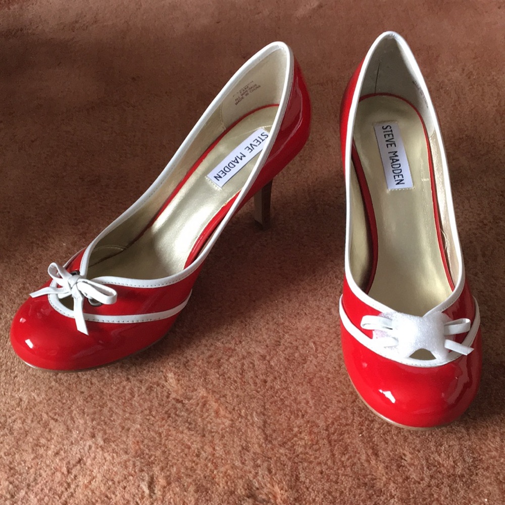 NIB Steve Madden sporty red patent heels!